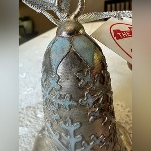 SanFransisco music Co silver belle with clasoinné snowflakes play music perfect